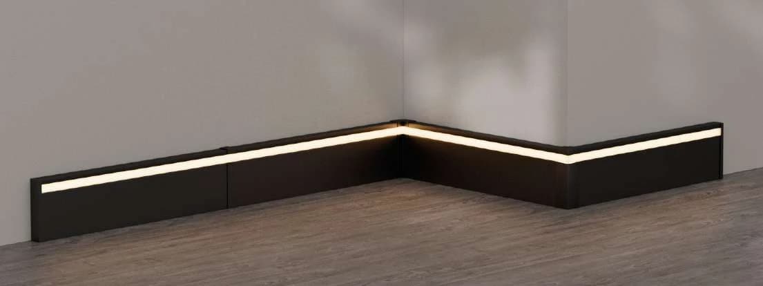 Plinthe LED LUMÉA allumée le long d'un mur